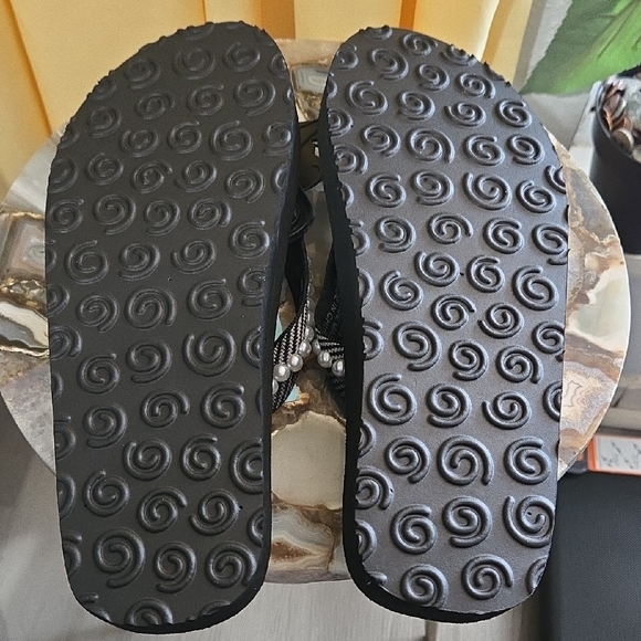 Handcrafted Black and White Beaded Flip Flops - Picture 2 of 2